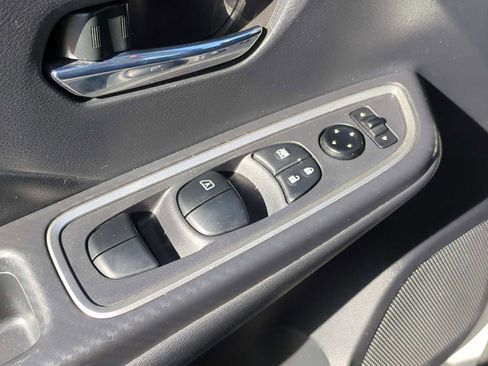 Used 2024 Nissan Versa SR image 21