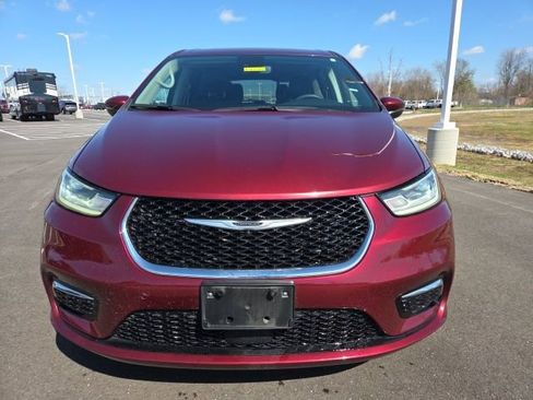 Used 2023 Chrysler Pacifica Touring-L image 3