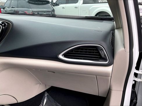 Used 2023 Chrysler Voyager LX image 28