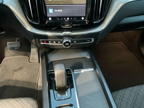 Used 2022 Volvo XC60 B5 Momentum image 12