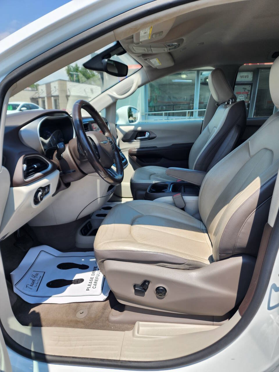 Used 2019 Chrysler Pacifica Touring-L FWD image 18