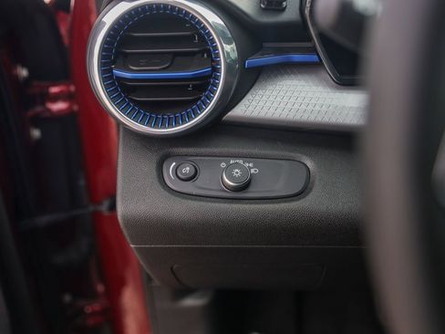 Used 2024 Chevrolet Trax LT w/ Driver Confidence Package image 18