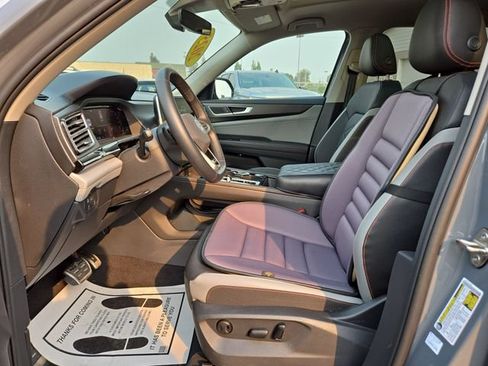 Used 2025 Volkswagen Atlas Peak Edition SE AWD/4WD image 2