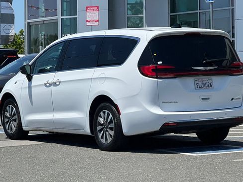 Used 2024 Chrysler Pacifica Limited FWD image 6