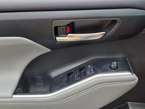 Used 2022 Toyota Highlander XLE FWD image 29