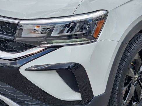 Used 2024 Volkswagen Taos SE image 6