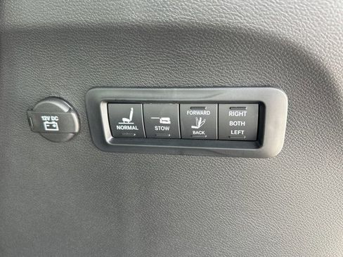 Used 2026 Chrysler Pacifica Pinnacle image 33