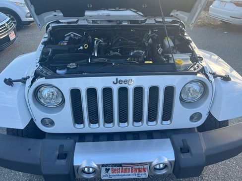 Used 2018 Jeep Wrangler Sahara w/ Connectivity Group AWD/4WD image 33