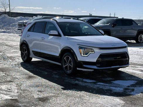 Used 2023 Kia Niro SX image 6