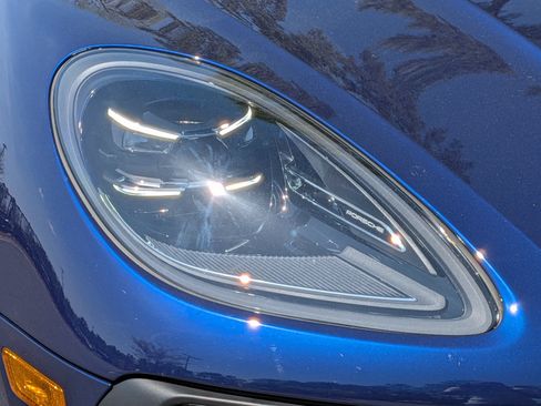 Certified 2025 Porsche Macan w/ Premium Package Plus AWD/4WD image 33
