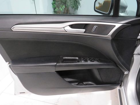 Used 2018 Ford Fusion SE image 23