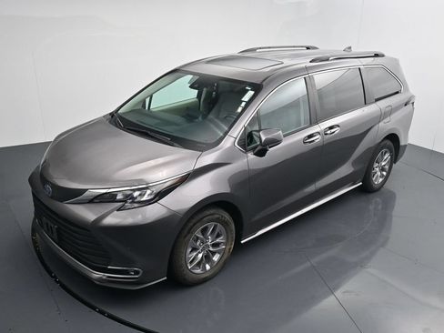 Used 2024 Toyota Sienna XLE FWD image 23