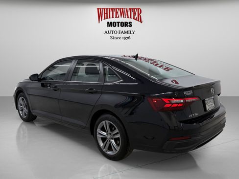 Used 2024 Volkswagen Jetta SE FWD image 2