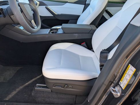 Used 2026 Tesla Model Y Long Range image 11