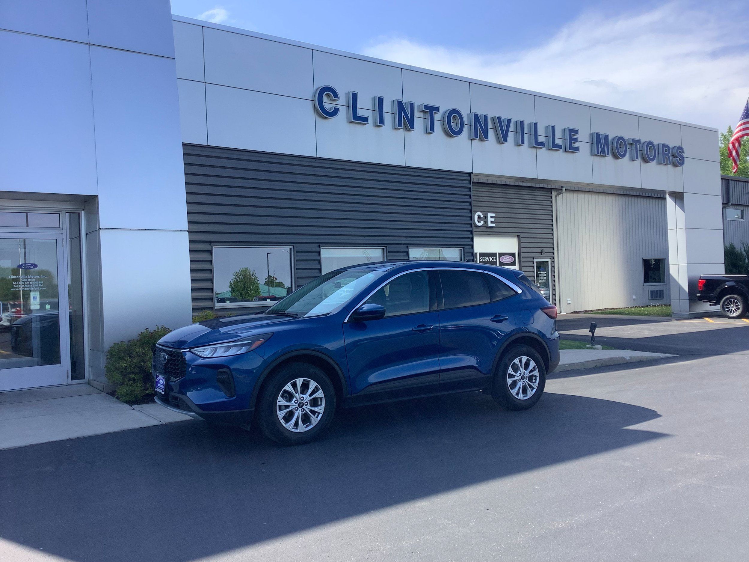 Used 2023 Ford Escape Active w/ Tech Pack #2 AWD/4WD image 1