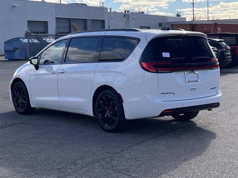 New 2026 Chrysler Pacifica Limited image 4