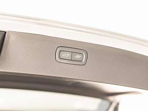 Used 2025 Volvo XC90 B6 Plus image 18