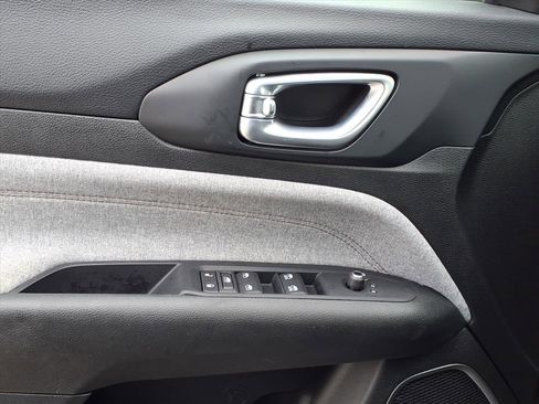 Used 2023 Jeep Compass Latitude image 24