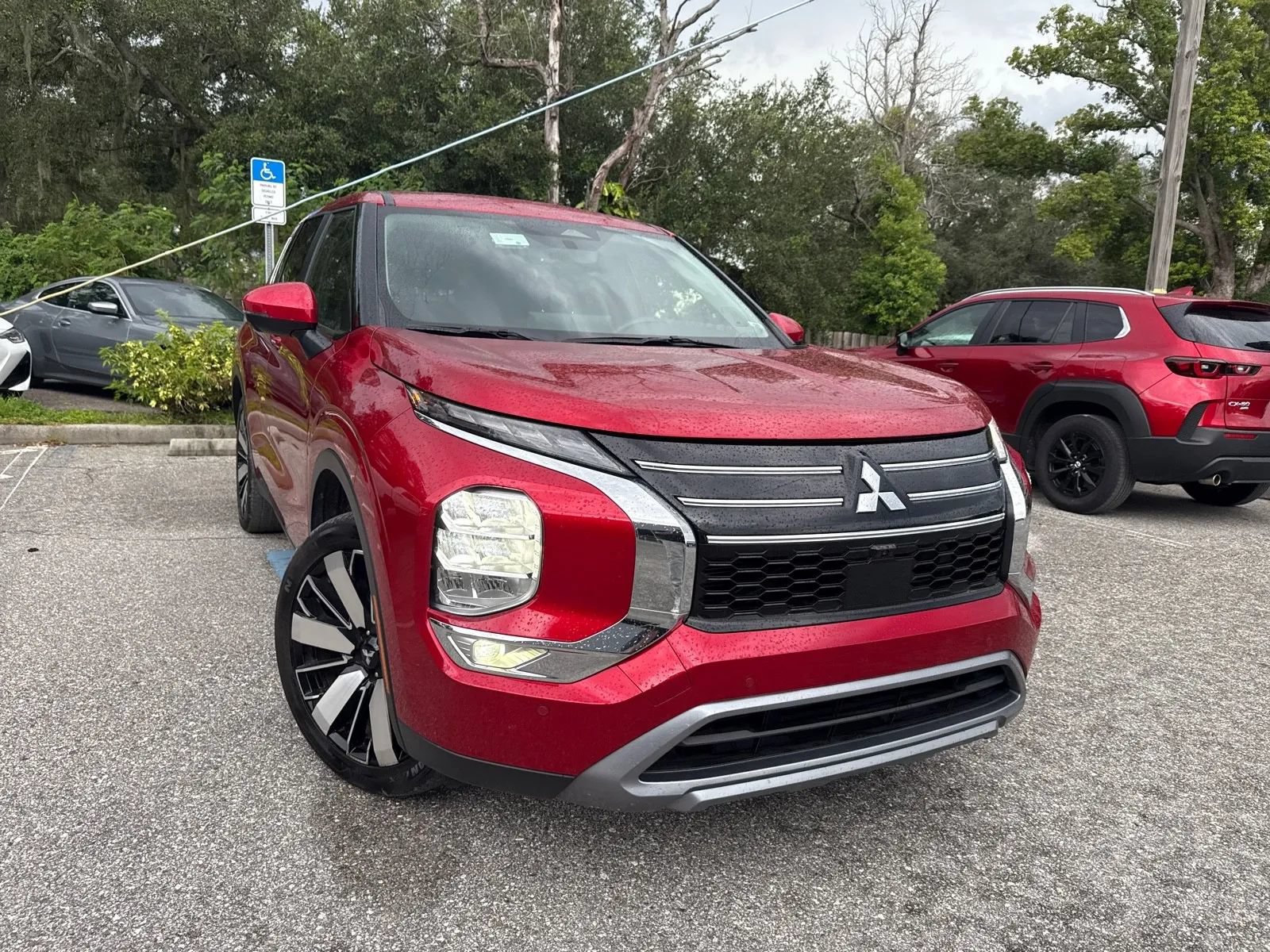 Used 2025 Mitsubishi Outlander SE FWD image 4