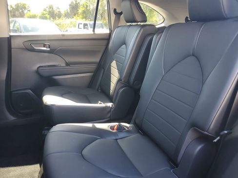 Used 2021 Toyota Highlander XLE AWD/4WD image 11