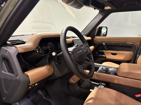 Used 2025 Land Rover Defender 110 S image 17