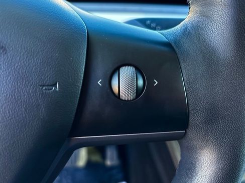 Used 2022 Tesla Model Y Long Range image 17