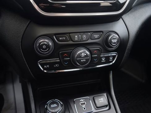 Used 2022 Jeep Cherokee Limited AWD/4WD image 11