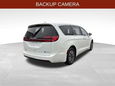 Used 2022 Chrysler Pacifica Touring-L w/ Uconnect Theater Family Group image 7