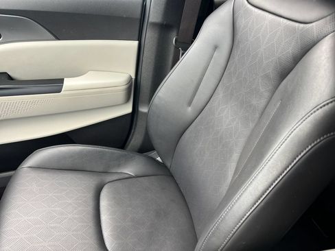 Used 2023 Kia Carnival LX FWD image 38