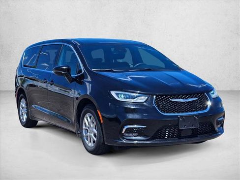 Used 2025 Chrysler Pacifica Select FWD image 3