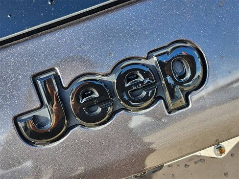 Used 2023 Jeep Cherokee Altitude Lux image 10