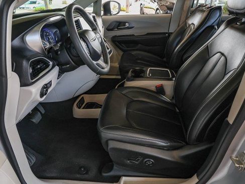 Used 2023 Chrysler Pacifica Touring-L FWD image 9