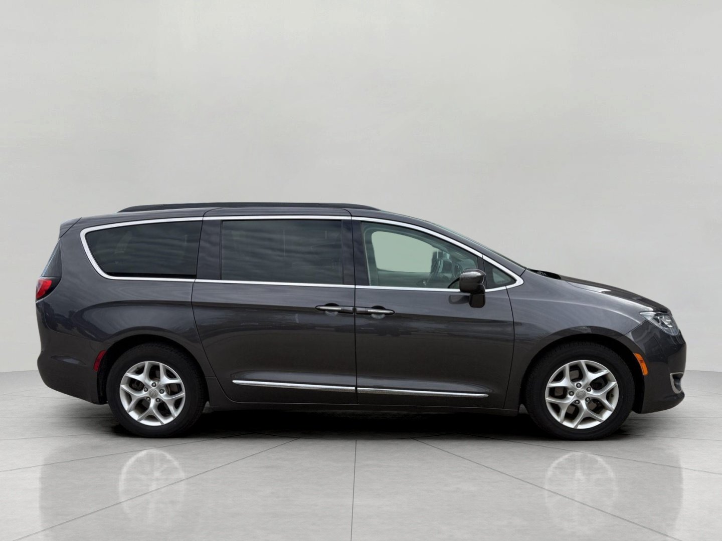 Used 2017 Chrysler Pacifica Touring-L w/ Tire & Wheel Group FWD image 14
