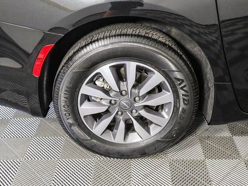 Used 2024 Chrysler Pacifica Select image 10