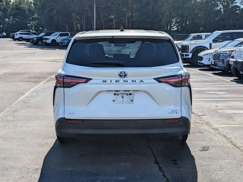 Used 2021 Toyota Sienna XLE image 6