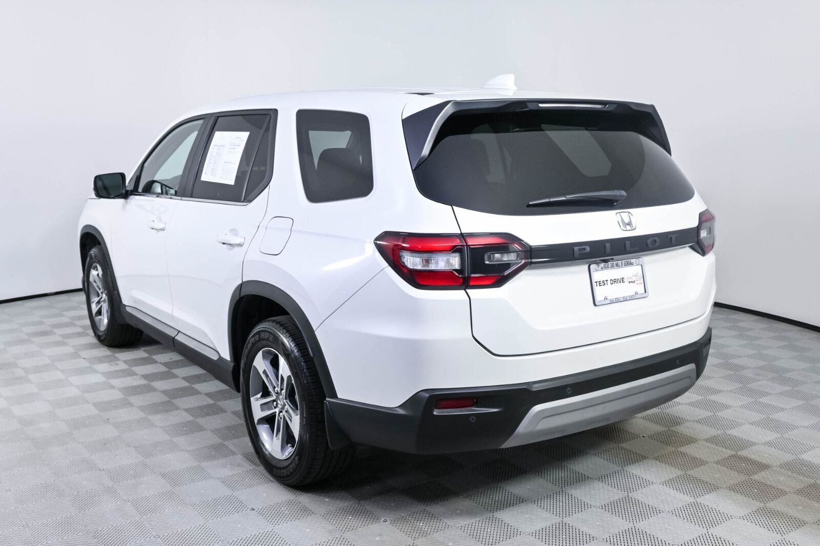 Used 2024 Honda Pilot EX-L image 3