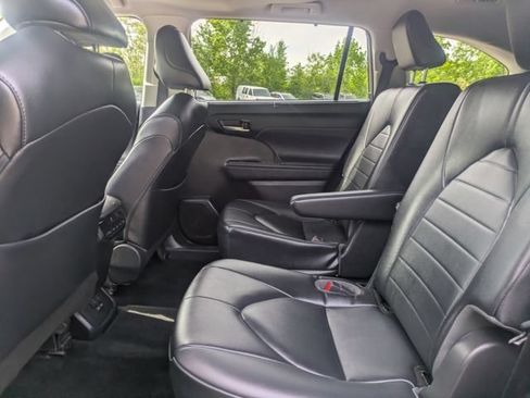 Used 2023 Toyota Highlander XLE AWD/4WD image 15