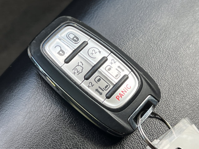 Used 2023 Chrysler Pacifica Touring-L FWD image 32