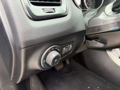 Used 2018 Jeep Compass Latitude FWD image 6