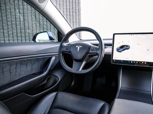 Used 2018 Tesla Model 3 Mid Range RWD image 16