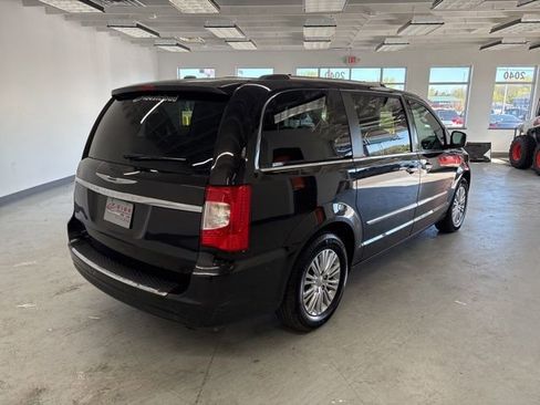 Used 2014 Chrysler Town & Country Touring-L FWD image 11