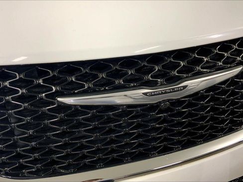 Used 2023 Chrysler Pacifica Touring-L FWD image 29