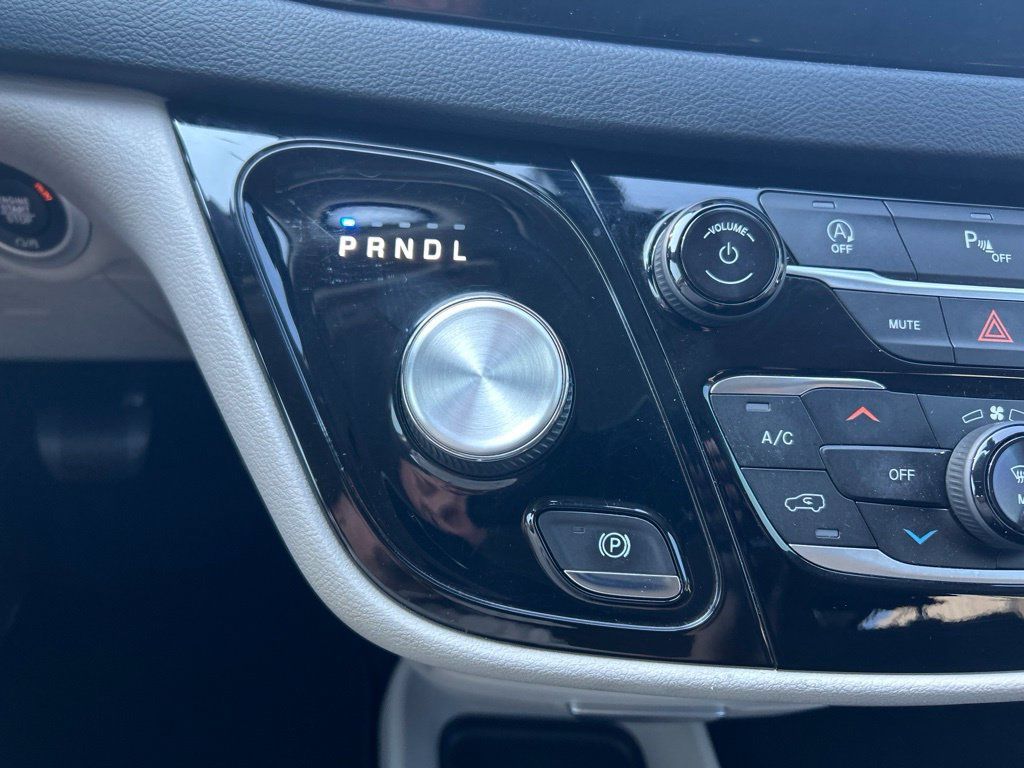 Certified 2020 Chrysler Pacifica Touring FWD image 25