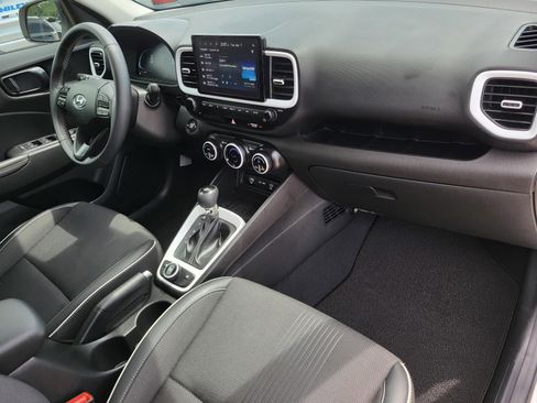 Certified 2024 Hyundai Venue Limited FWD image 7