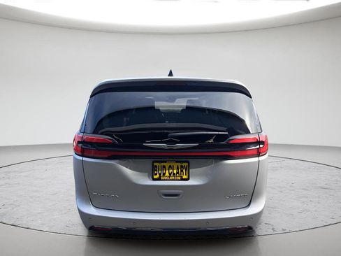 Used 2024 Chrysler Pacifica Limited FWD image 4