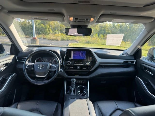 Used 2023 Toyota Highlander XLE FWD image 21