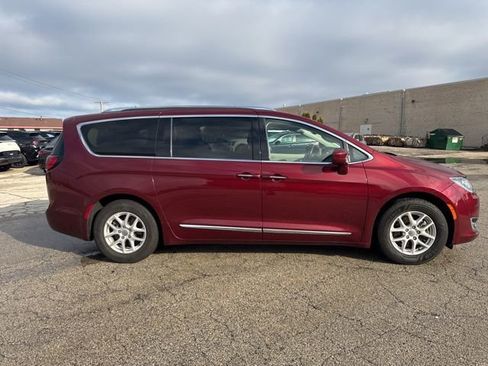 Used 2020 Chrysler Pacifica Touring-L image 9