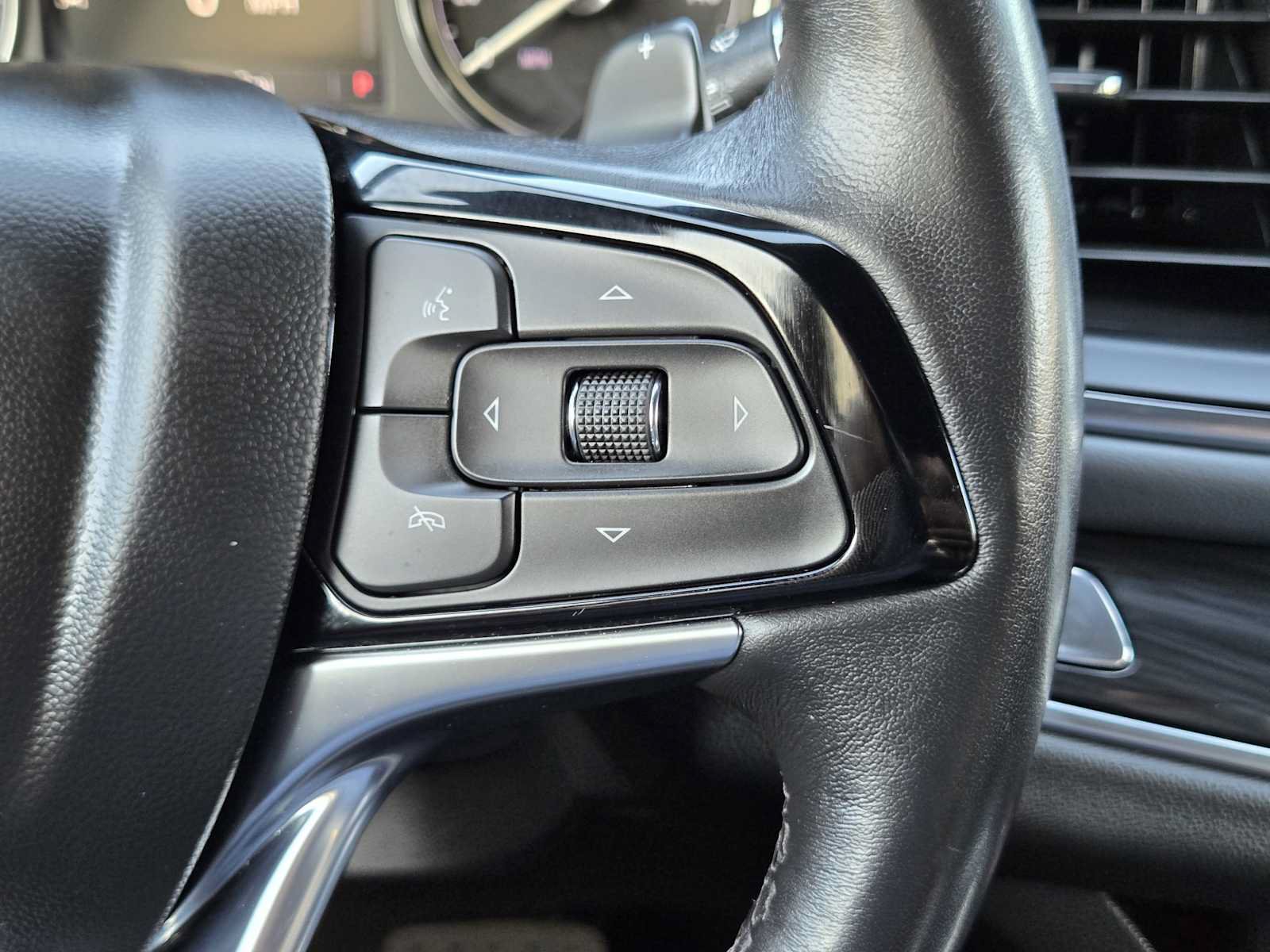 Used 2023 Buick Enclave Essence w/ Sport Touring Edition FWD image 27
