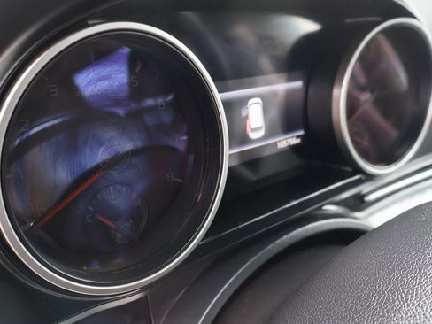 Used 2023 Kia Carnival LX image 20