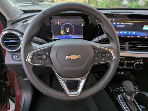 Used 2025 Chevrolet Trax LT w/ LT Convenience Package image 18